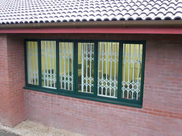 retractable gates 004