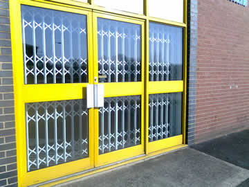 retractable gates 007